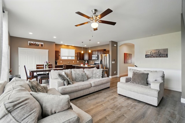 1344 Wilshire Ct, Union, KY 41091 - living room featuring ceiling fan, wood finished floors, arched walkways, recessed lighting, and baseboards