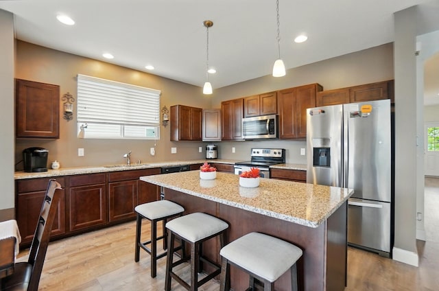 1344 Wilshire Ct, Union, KY 41091 - kitchen with appliances with stainless steel finishes, a sink, light wood finished floors, a kitchen island, and recessed lighting