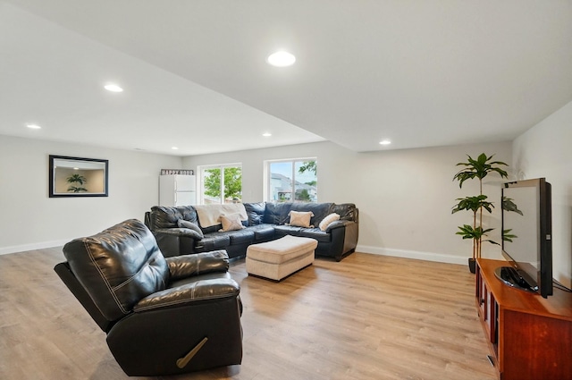 1344 Wilshire Ct, Union, KY 41091 - living area featuring light wood-style floors, baseboards, and recessed lighting