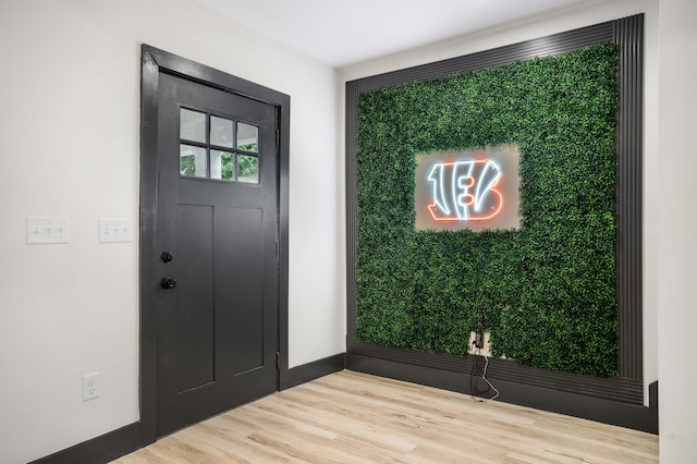 213 8th Ave, Dayton, KY 41074 - foyer featuring wood finished floors and baseboards