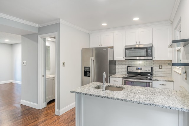2862 Cliffview Ct, Villa Hills, KY 41017 - kitchen featuring appliances with stainless steel finishes, a sink, baseboards, dark wood finished floors, and white cabinets