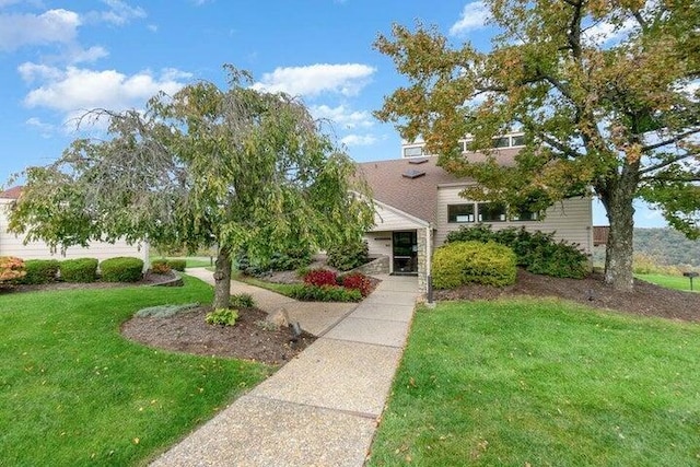 2862 Cliffview Ct, Villa Hills, KY 41017 - obstructed view of property featuring a front lawn