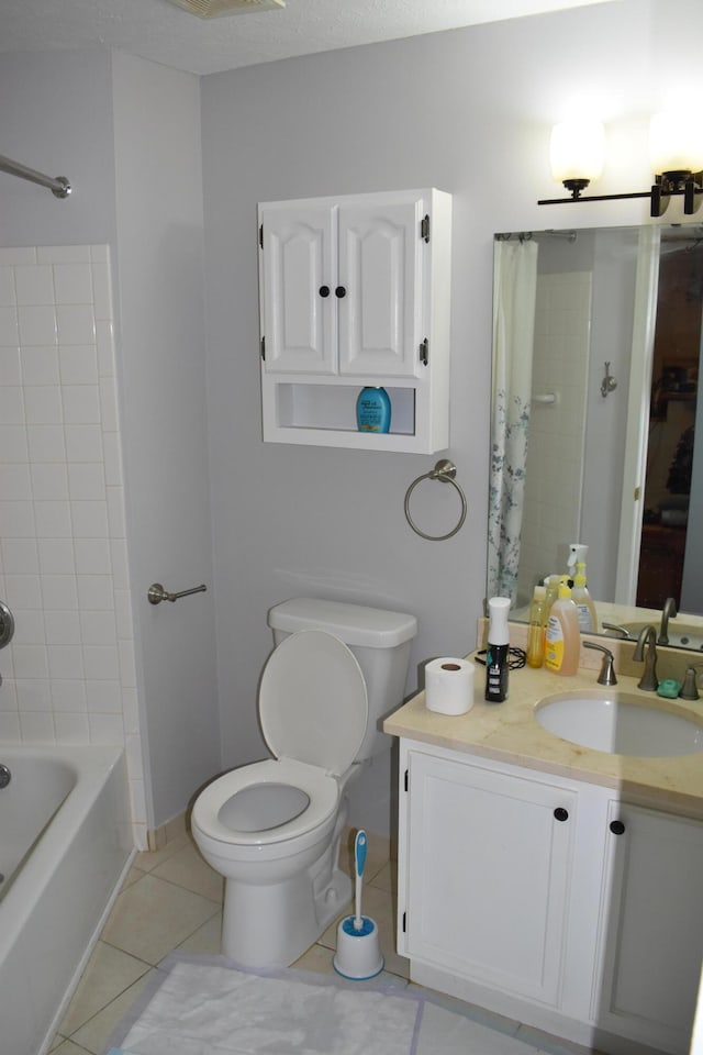 185 Cave Run Dr Unit 5, Erlanger, KY 41018 - full bath featuring toilet, vanity, tile patterned flooring, shower / bath combination with curtain, and baseboards