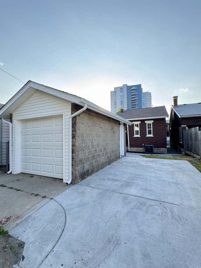 618 E 2nd St, Newport, KY 41071 - single story home featuring driveway and a detached garage