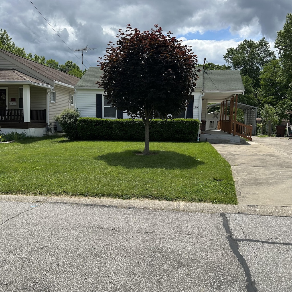 39 Sanders Dr, Florence, KY 41042 - view of front facade featuring a front lawn and concrete driveway