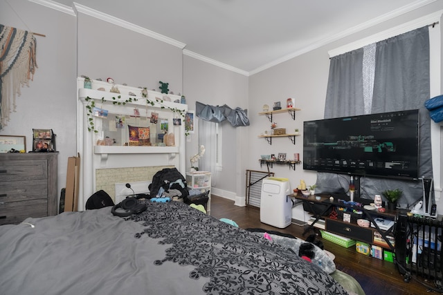 622 W 12th St, Covington, KY 41011 - bedroom with wood finished floors, crown molding, and baseboards