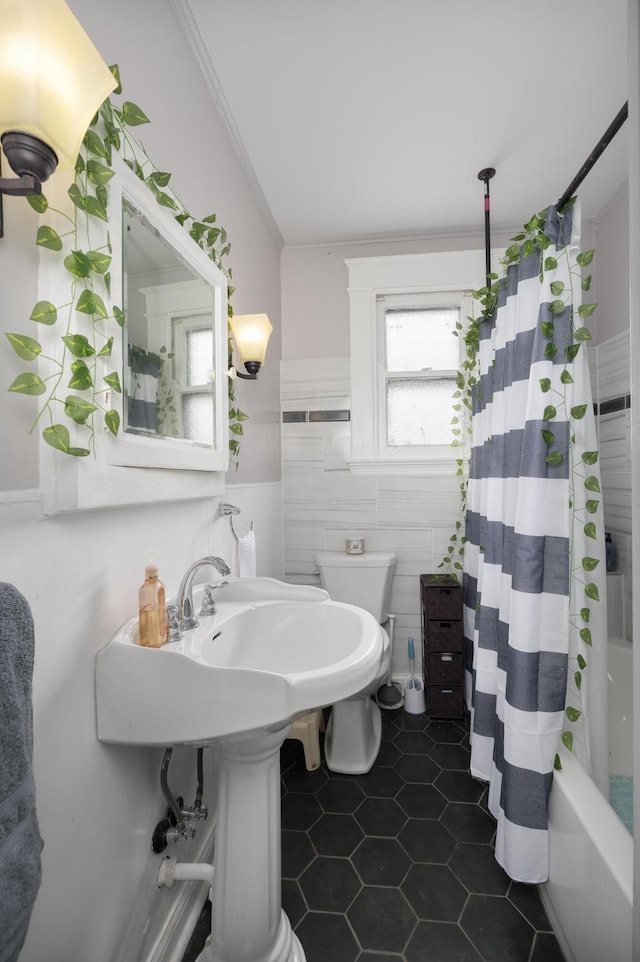 622 W 12th St, Covington, KY 41011 - full bath with tile walls, toilet, tile patterned flooring, shower / bath combo, and a wainscoted wall