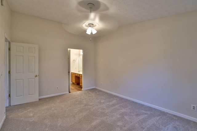 328 Deepwoods Dr, Highland Heights, KY 41076 - unfurnished bedroom with carpet flooring, baseboards, ensuite bath, and ceiling fan