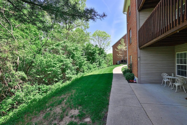 328 Deepwoods Dr, Highland Heights, KY 41076 - view of grassy yard featuring a patio area