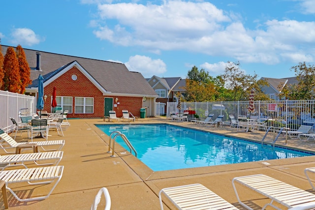 328 Deepwoods Dr, Highland Heights, KY 41076 - community pool with a patio area