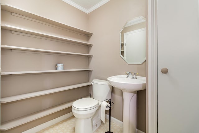 315 Shadow Ridge Dr, Highland Heights, KY 41076 - half bathroom featuring crown molding, toilet, baseboards, a sink, and tile patterned floors