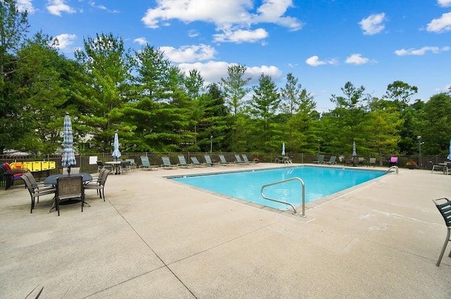 315 Shadow Ridge Dr, Highland Heights, KY 41076 - community pool with a patio area
