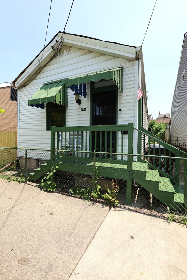 944 Philadelphia St, Covington, KY 41011 - shotgun-style home with a fenced front yard