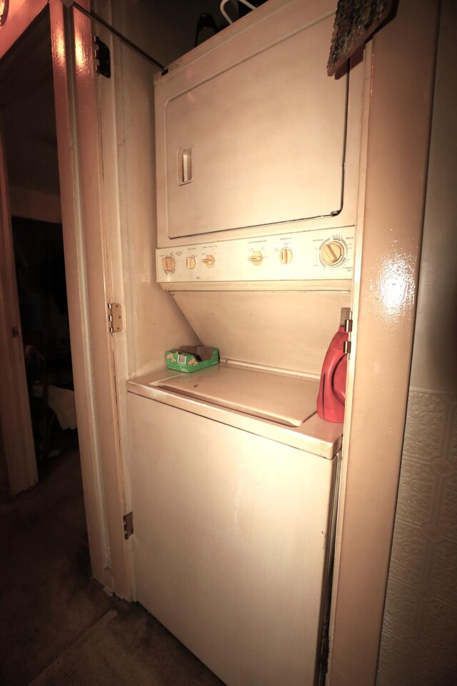 944 Philadelphia St, Covington, KY 41011 - laundry area with stacked washer / dryer and carpet floors