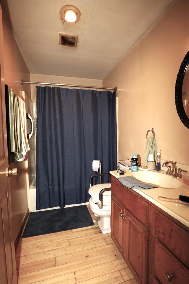 944 Philadelphia St, Covington, KY 41011 - full bath with shower / bath combo with shower curtain, wood finished floors, vanity, toilet, and lofted ceiling