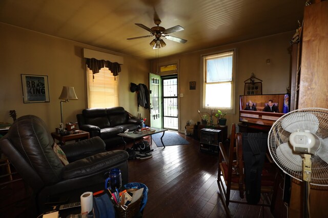 944 Philadelphia St, Covington, KY 41011 - living room with dark wood-style flooring and a ceiling fan