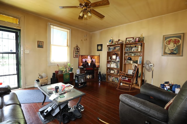 944 Philadelphia St, Covington, KY 41011 - living area with ceiling fan and hardwood / wood-style floors