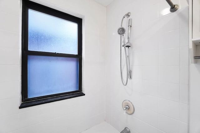 645 Maple Ave, Newport, KY 41071 - full bathroom featuring shower / washtub combination