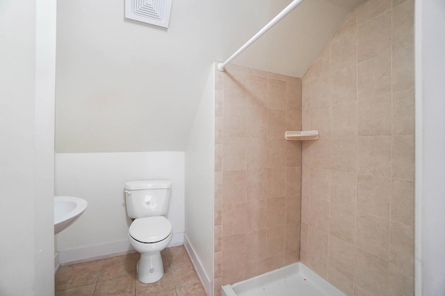645 Maple Ave, Newport, KY 41071 - full bathroom featuring a stall shower, toilet, vaulted ceiling, tile patterned flooring, and baseboards
