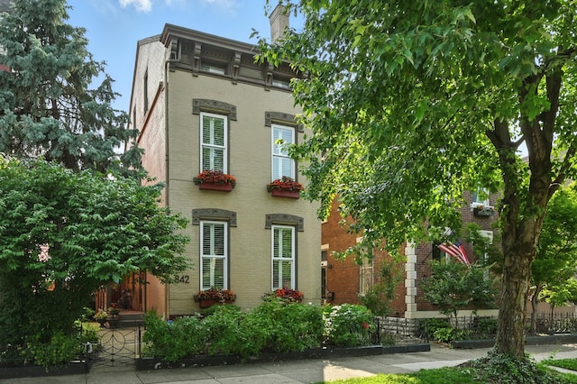 842 Monroe St, Newport, KY 41071 - italianate home with brick siding and a chimney