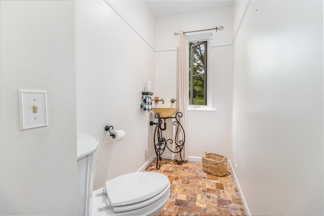 1058 Emerson Rd, Park Hills, KY 41011 - bathroom with stone finish flooring, toilet, and baseboards