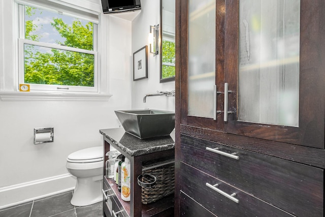 1058 Emerson Rd, Park Hills, KY 41011 - bathroom featuring tile patterned floors, toilet, baseboards, and healthy amount of natural light
