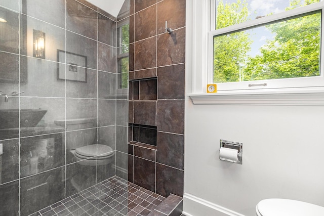 1058 Emerson Rd, Park Hills, KY 41011 - bathroom with walk in shower, toilet, and baseboards