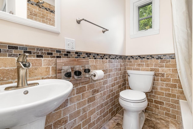 1058 Emerson Rd, Park Hills, KY 41011 - full bath featuring tile walls, a sink, toilet, and a wainscoted wall