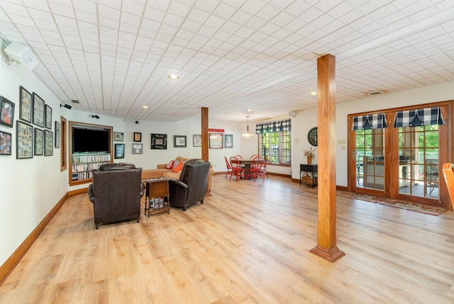 2090 Edenderry Dr, Fort Mitchell, KY 41017 - living area featuring wood finished floors, baseboards, and recessed lighting