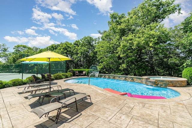 2090 Edenderry Dr, Fort Mitchell, KY 41017 - view of swimming pool featuring a patio, a pool with connected hot tub, and view of wooded area