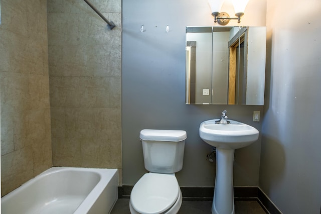 1707 Eastern Ave Unit 1709, Covington, KY 41014 - bathroom with toilet, baseboards, and shower / washtub combination