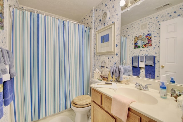 2239 Teal Briar Ln Unit 206, Burlington, KY 41005 - bathroom with wallpapered walls, toilet, vanity, curtained shower, and a textured ceiling