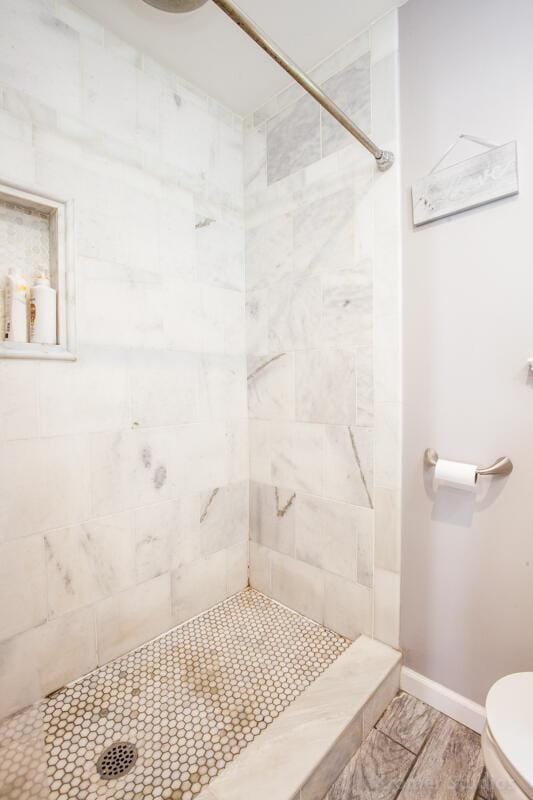 212 James Ave, Erlanger, KY 41018 - full bath with tiled shower, toilet, and baseboards
