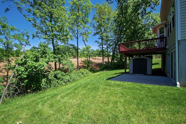 10056 Meadowvista Ct, Independence, KY 41051 - view of green lawn with a deck