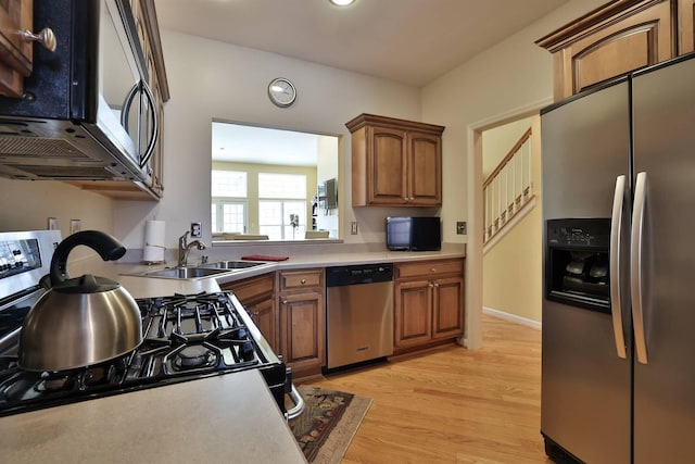 2754 Mansion Pl, Crestview Hills, KY 41017 - kitchen featuring stainless steel appliances, a sink, brown cabinetry, light wood-type flooring, and recessed lighting