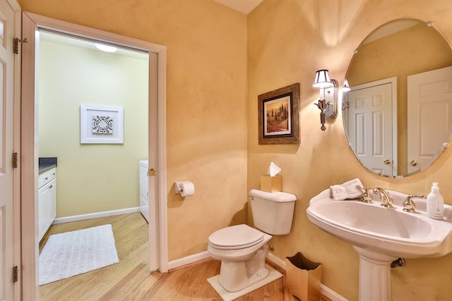 2754 Mansion Pl, Crestview Hills, KY 41017 - half bath featuring wood finished floors, toilet, and baseboards
