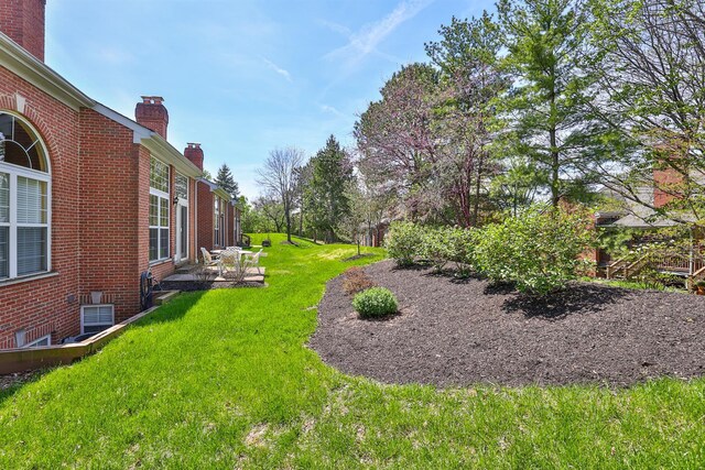 2754 Mansion Pl, Crestview Hills, KY 41017 - view of grassy yard featuring a patio
