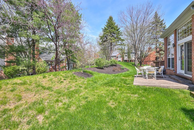 2754 Mansion Pl, Crestview Hills, KY 41017 - view of grassy yard featuring a patio