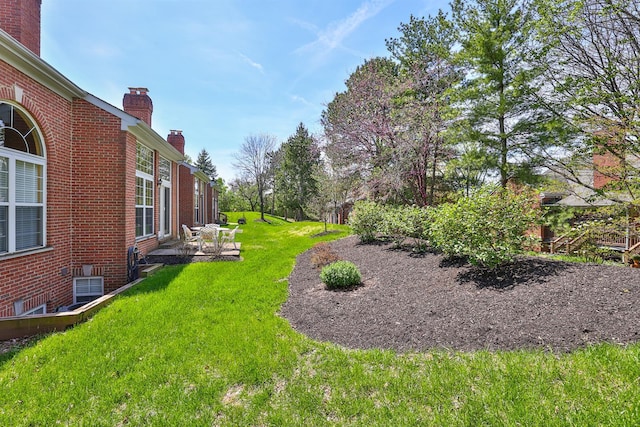 2754 Mansion Pl, Crestview Hills, KY 41017 - view of green lawn featuring a patio area