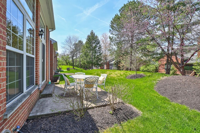 2754 Mansion Pl, Crestview Hills, KY 41017 - view of grassy yard with a patio