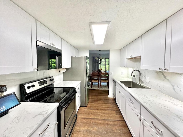 202 Shaker Heights Ln, Crestview Hills, KY 41017 - kitchen featuring stainless steel appliances, a sink, white cabinets, wood finished floors, and a textured ceiling