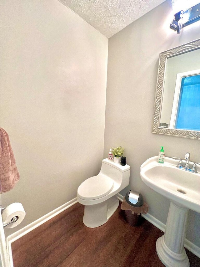 202 Shaker Heights Ln, Crestview Hills, KY 41017 - bathroom featuring wood finished floors, toilet, a textured ceiling, baseboards, and a sink