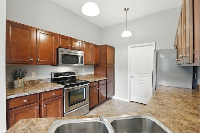 2225 Rolling Hills Dr, Covington, KY 41017 - kitchen featuring stainless steel appliances, light countertops, and decorative light fixtures