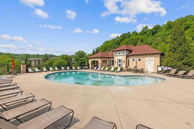 2225 Rolling Hills Dr, Covington, KY 41017 - community pool with a patio area