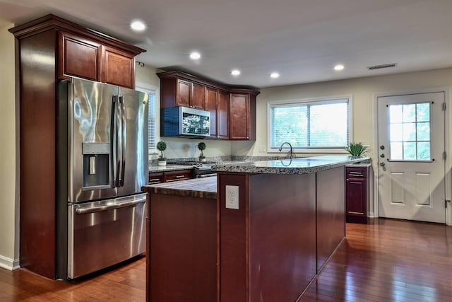 724 Dudley Rd, Edgewood, KY 41017 - kitchen featuring stainless steel appliances, a kitchen island, dark wood-type flooring, and recessed lighting