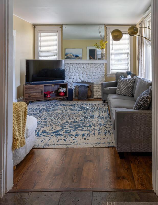 386 Linden Ave, Southgate, KY 41071 - living room with wood finished floors