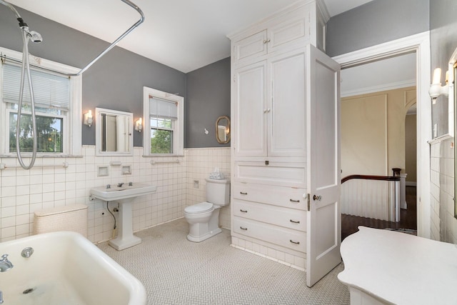 34 Ridge Rd, Fort Mitchell, KY 41011 - bathroom with a tub, tile walls, wainscoting, and tile patterned floors