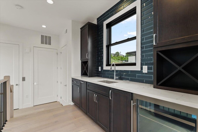 76 W 13th St Unit 34, Newport, KY 41071 - bar featuring wine cooler, light wood-style flooring, backsplash, and recessed lighting