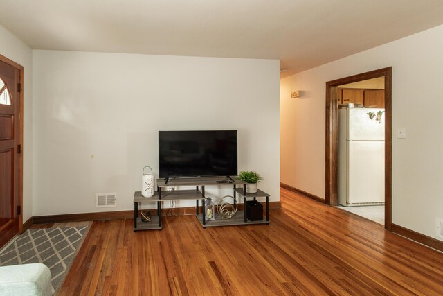 3141 Riggs Ave, Erlanger, KY 41018 - foyer featuring wood finished floors and baseboards