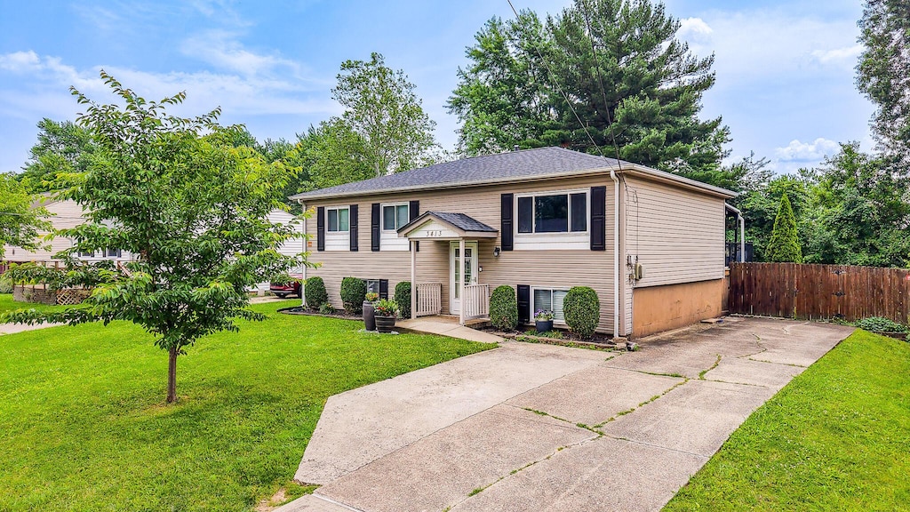3413 Spruce Tree Ln, Erlanger, KY 41018 - split foyer home featuring concrete driveway